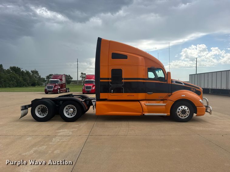 image for item EW4934 2017 Kenworth T680 semi truck