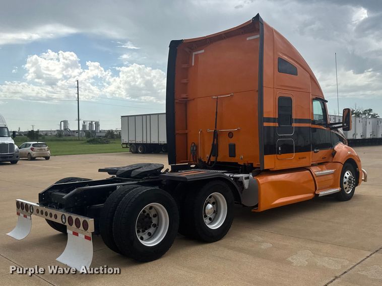 image for item EW4934 2017 Kenworth T680 semi truck