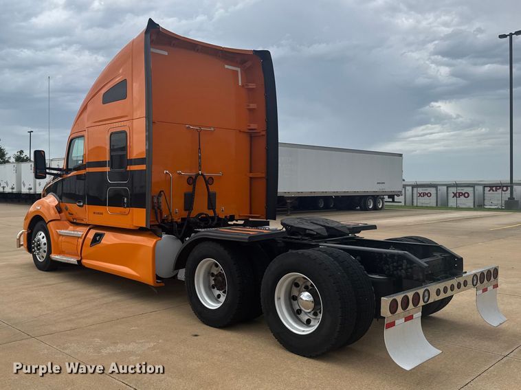 image for item EW4934 2017 Kenworth T680 semi truck