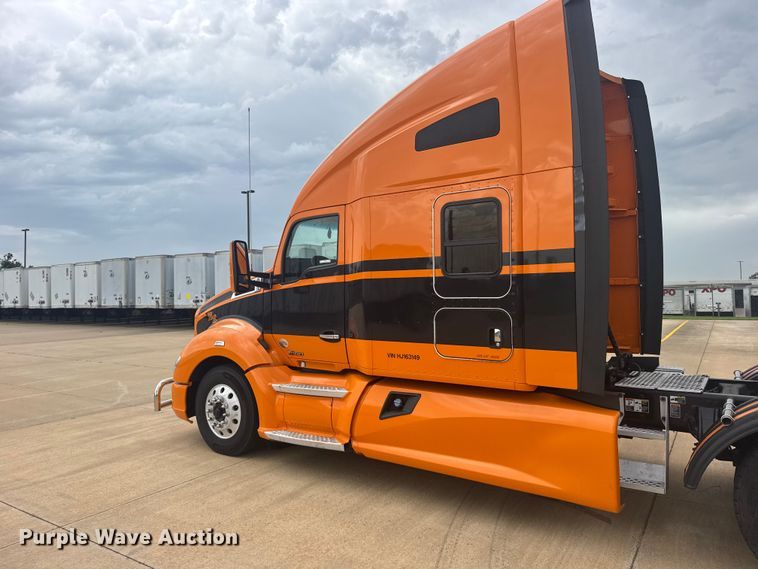 image for item EW4934 2017 Kenworth T680 semi truck