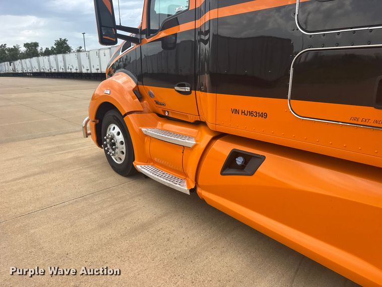 image for item EW4934 2017 Kenworth T680 semi truck