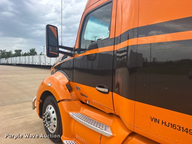 image for item EW4934 2017 Kenworth T680 semi truck