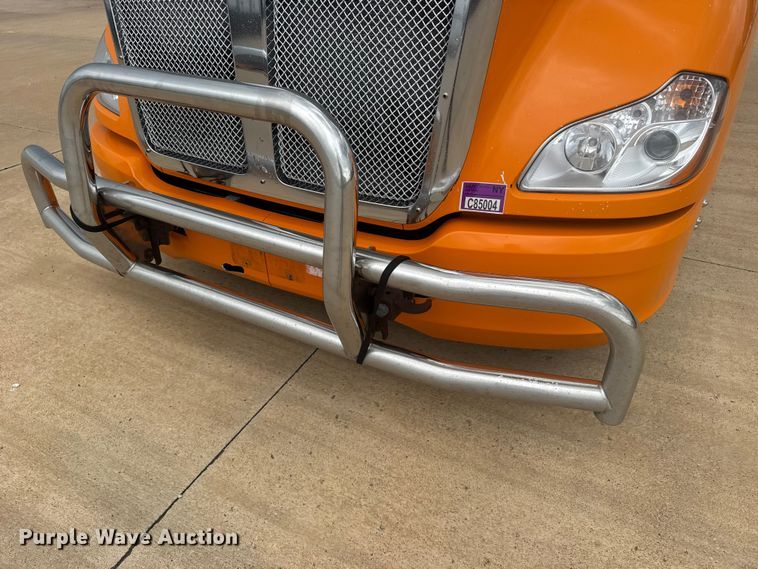image for item EW4934 2017 Kenworth T680 semi truck