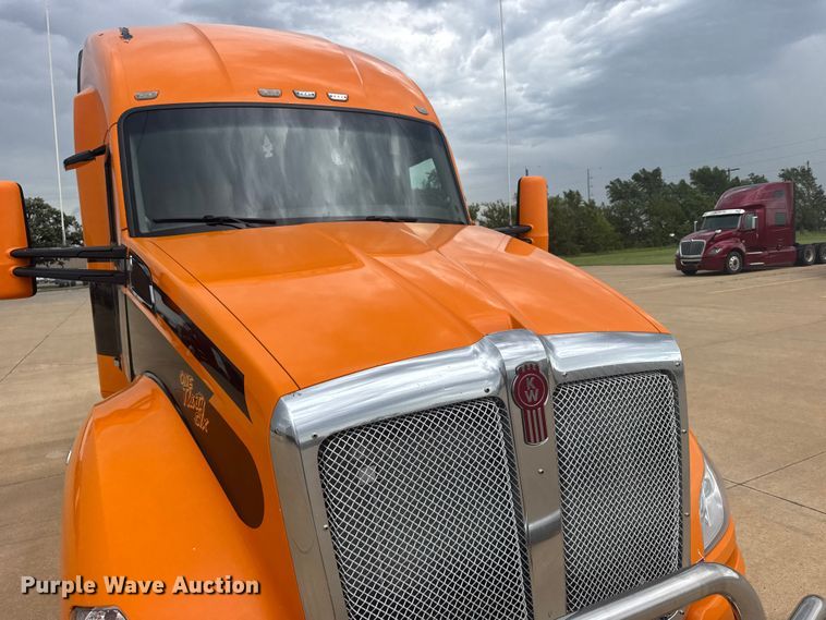 image for item EW4934 2017 Kenworth T680 semi truck
