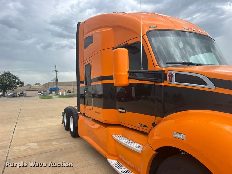 image for item EW4934 2017 Kenworth T680 semi truck