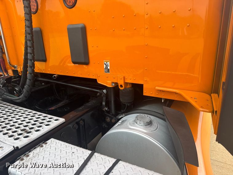 image for item EW4934 2017 Kenworth T680 semi truck