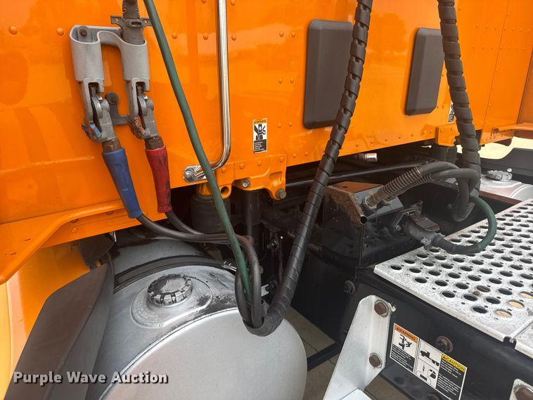 image for item EW4934 2017 Kenworth T680 semi truck