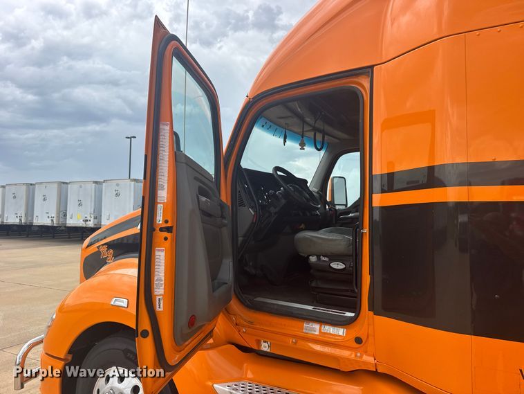 image for item EW4934 2017 Kenworth T680 semi truck