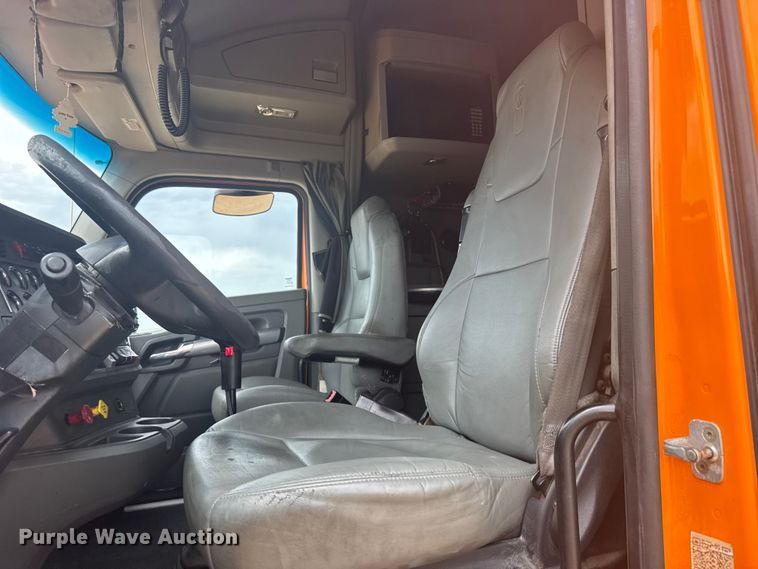 image for item EW4934 2017 Kenworth T680 semi truck