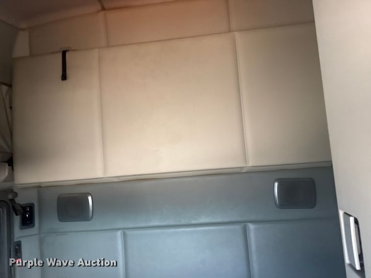 image for item EW4934 2017 Kenworth T680 semi truck
