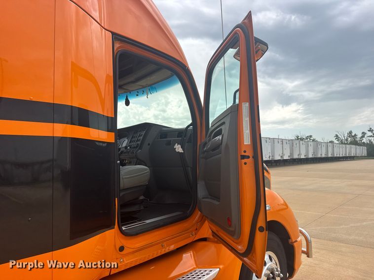 image for item EW4934 2017 Kenworth T680 semi truck