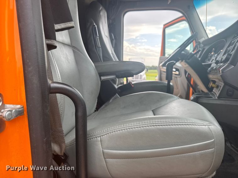 image for item EW4934 2017 Kenworth T680 semi truck