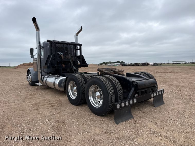 image for item FB6778 2003 Peterbilt 379 winch truck