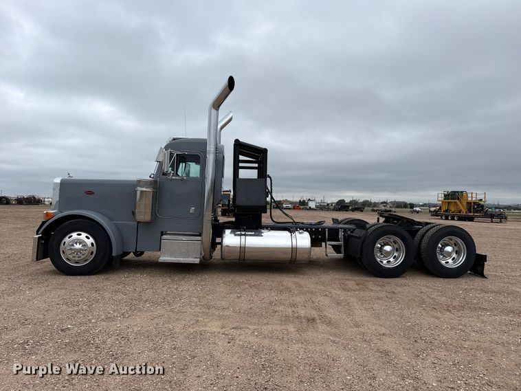 image for item FB6778 2003 Peterbilt 379 winch truck