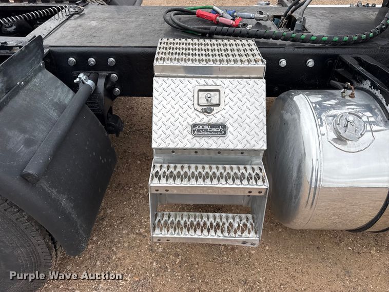 image for item FB6778 2003 Peterbilt 379 winch truck