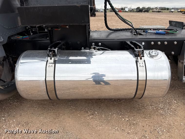 image for item FB6778 2003 Peterbilt 379 winch truck