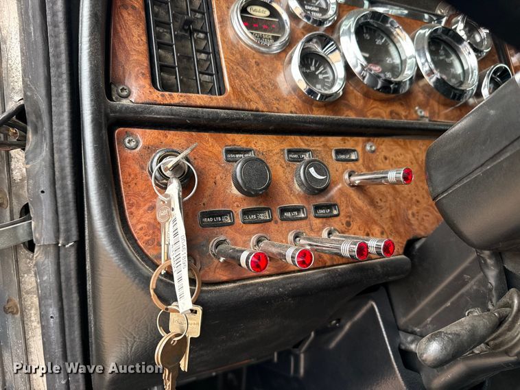 image for item FB6778 2003 Peterbilt 379 winch truck