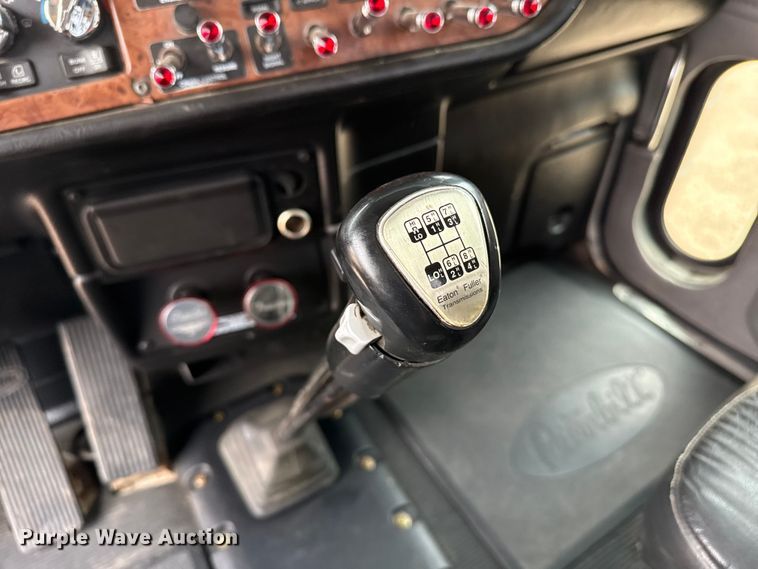 image for item FB6778 2003 Peterbilt 379 winch truck