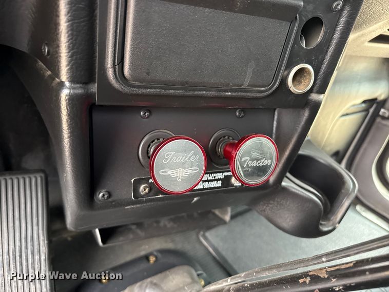 image for item FB6778 2003 Peterbilt 379 winch truck