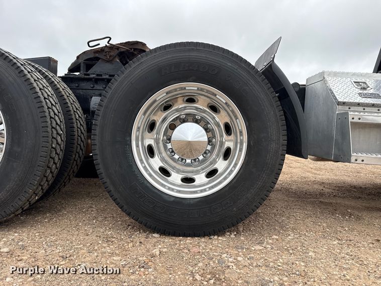 image for item FB6778 2003 Peterbilt 379 winch truck