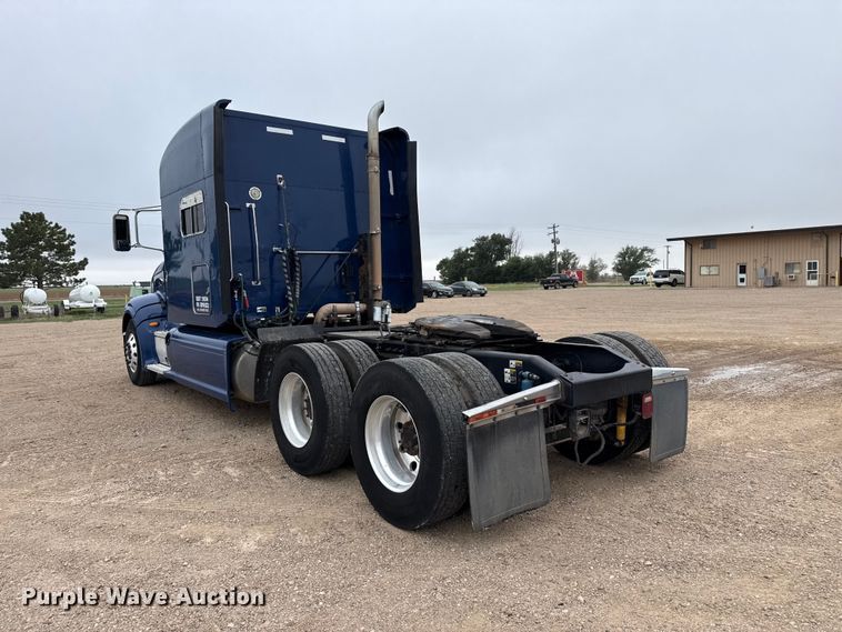 image for item FB6789 2013 Peterbilt 386 semi truck