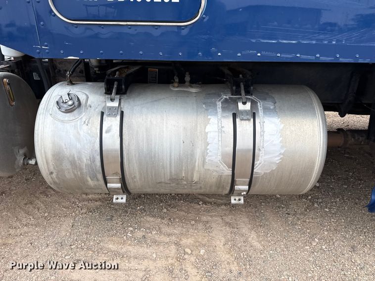 image for item FB6789 2013 Peterbilt 386 semi truck