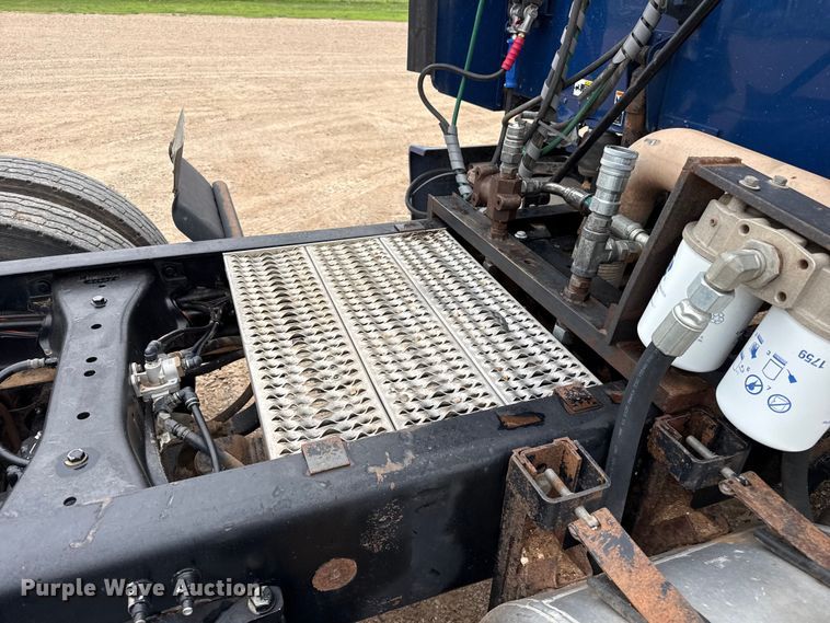 image for item FB6789 2013 Peterbilt 386 semi truck