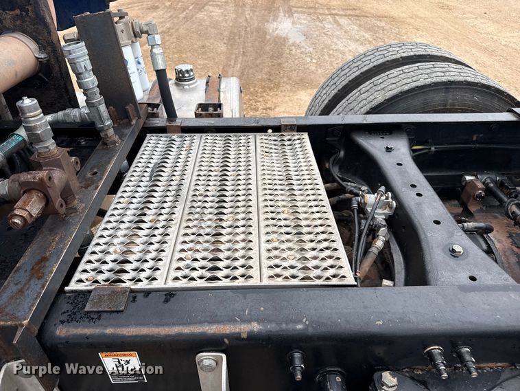 image for item FB6789 2013 Peterbilt 386 semi truck