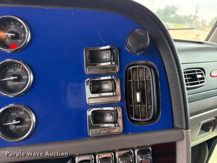 image for item FB6789 2013 Peterbilt 386 semi truck