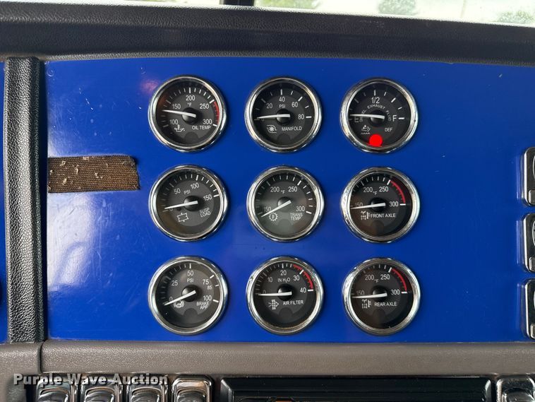 image for item FB6789 2013 Peterbilt 386 semi truck