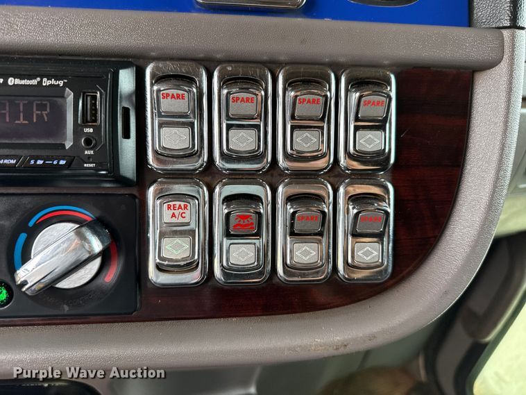 image for item FB6789 2013 Peterbilt 386 semi truck