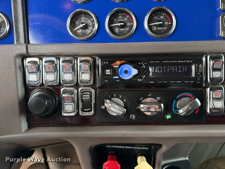image for item FB6789 2013 Peterbilt 386 semi truck
