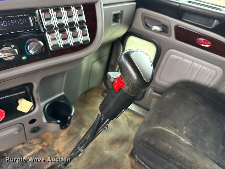 image for item FB6789 2013 Peterbilt 386 semi truck
