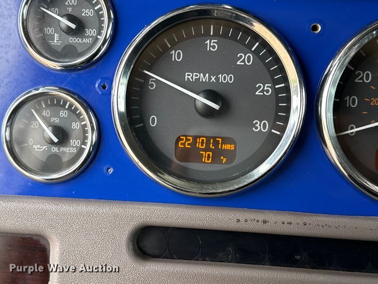 image for item FB6789 2013 Peterbilt 386 semi truck