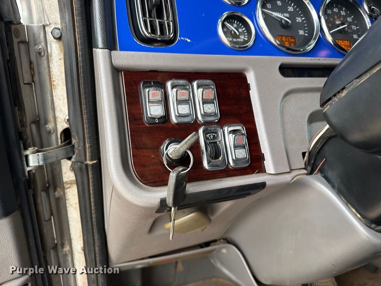 image for item FB6789 2013 Peterbilt 386 semi truck
