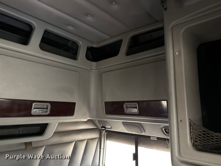 image for item FB6789 2013 Peterbilt 386 semi truck