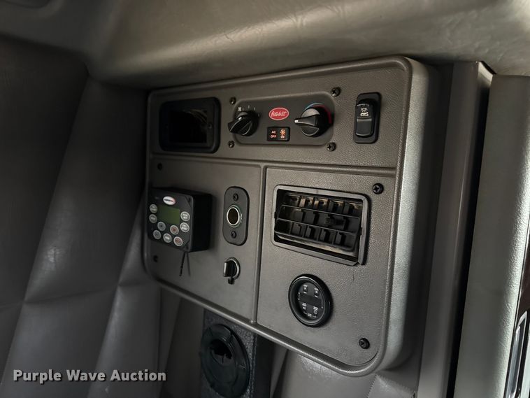 image for item FB6789 2013 Peterbilt 386 semi truck