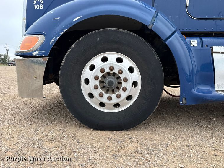 image for item FB6789 2013 Peterbilt 386 semi truck