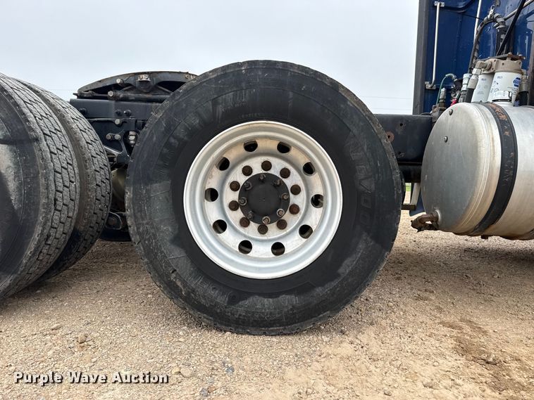 image for item FB6789 2013 Peterbilt 386 semi truck