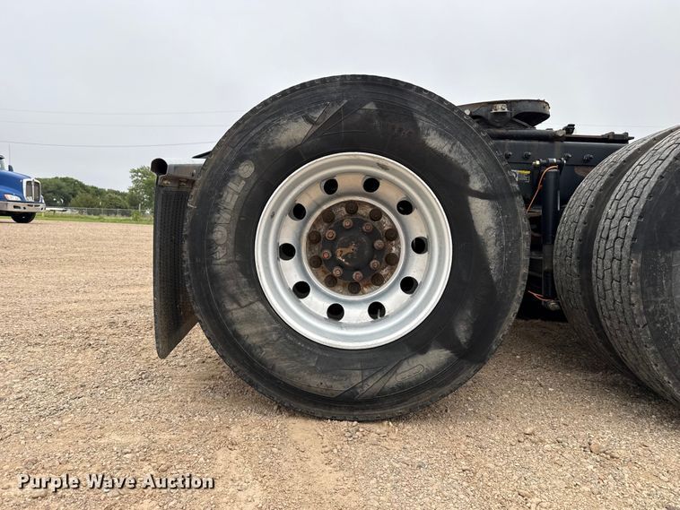 image for item FB6789 2013 Peterbilt 386 semi truck