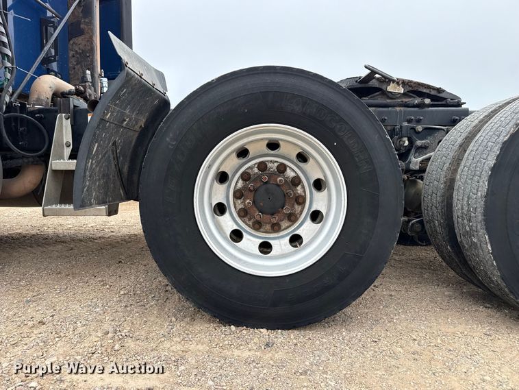 image for item FB6789 2013 Peterbilt 386 semi truck