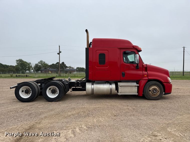 image for item FB6790 2014 Freightliner semi truck