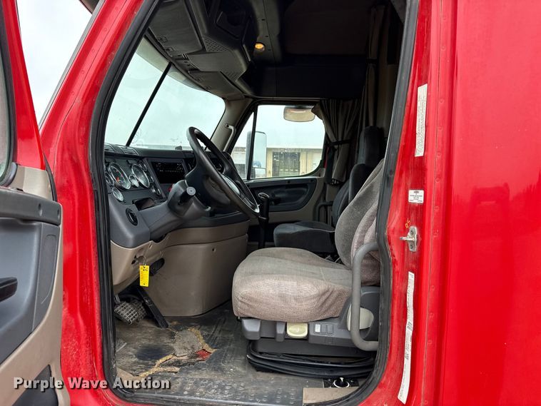 image for item FB6790 2014 Freightliner semi truck