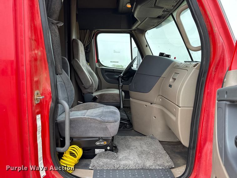 image for item FB6790 2014 Freightliner semi truck