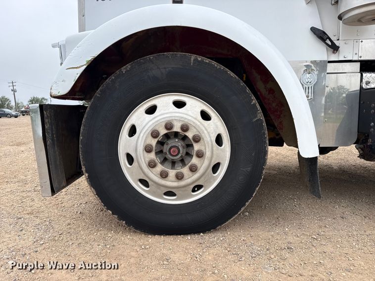 image for item FB6791 1999 Kenworth W900B semi truck