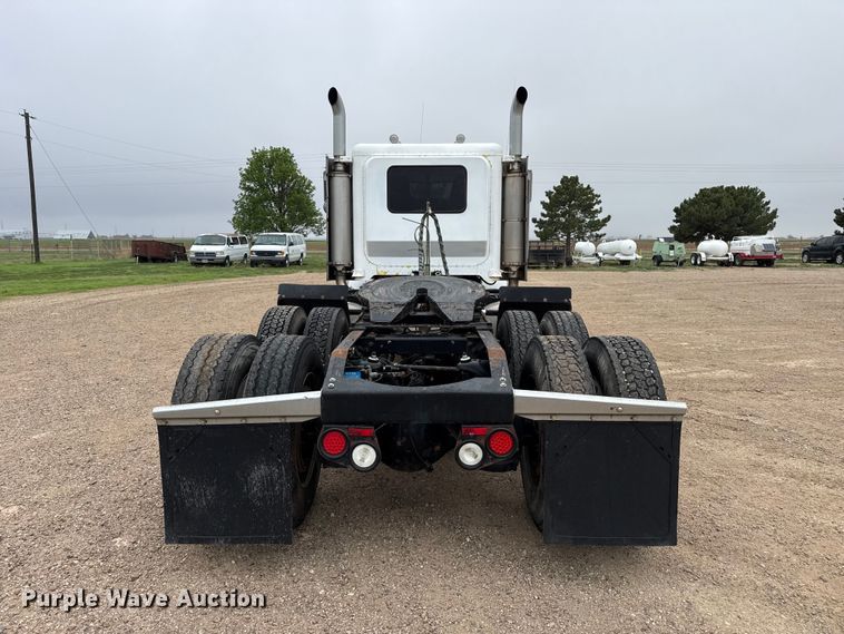 image for item FB6792 2001 Peterbilt 379 semi truck