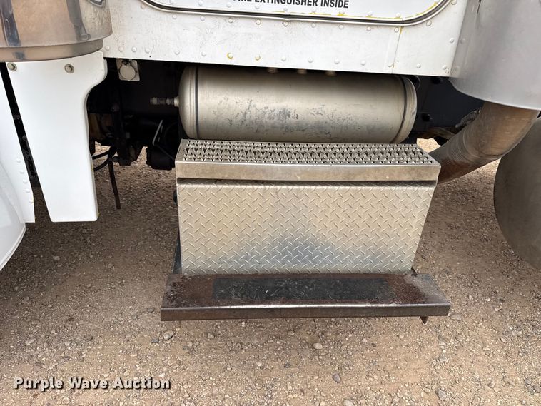 image for item FB6792 2001 Peterbilt 379 semi truck