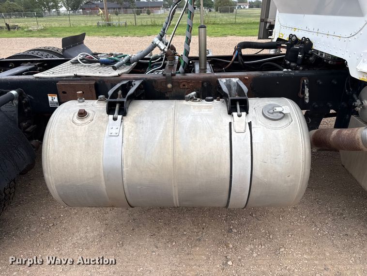 image for item FB6792 2001 Peterbilt 379 semi truck