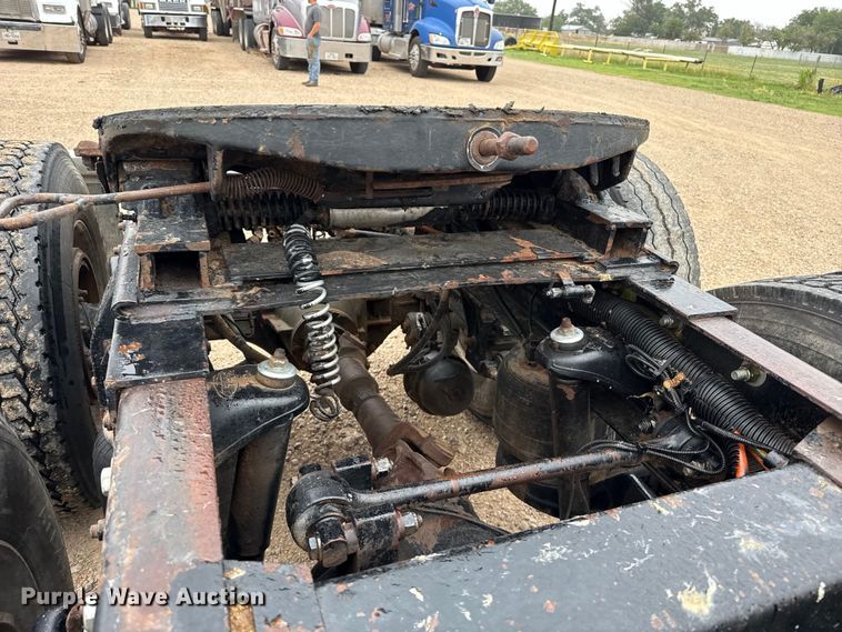 image for item FB6792 2001 Peterbilt 379 semi truck
