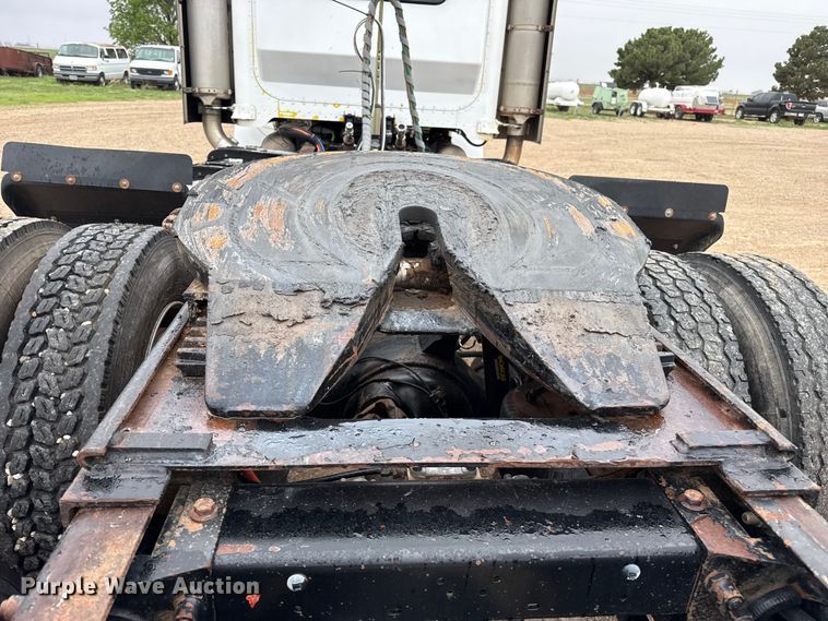 image for item FB6792 2001 Peterbilt 379 semi truck